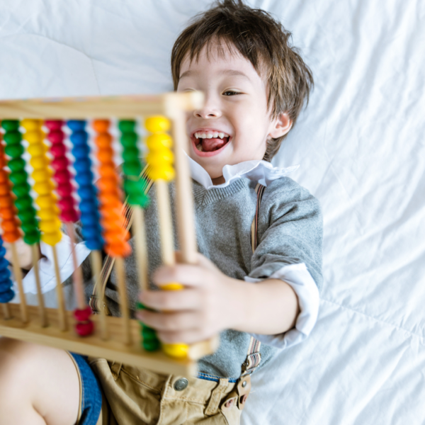 enfant joyeux par l'apprentissage 